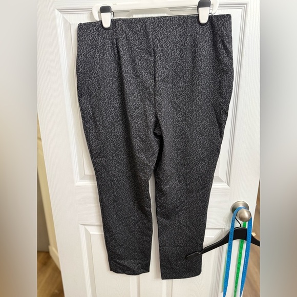 Fabulously Slimming Pants By Chico’s Grey Black Animal Leopard Print Size 2.5 L - Picture 3 of 5